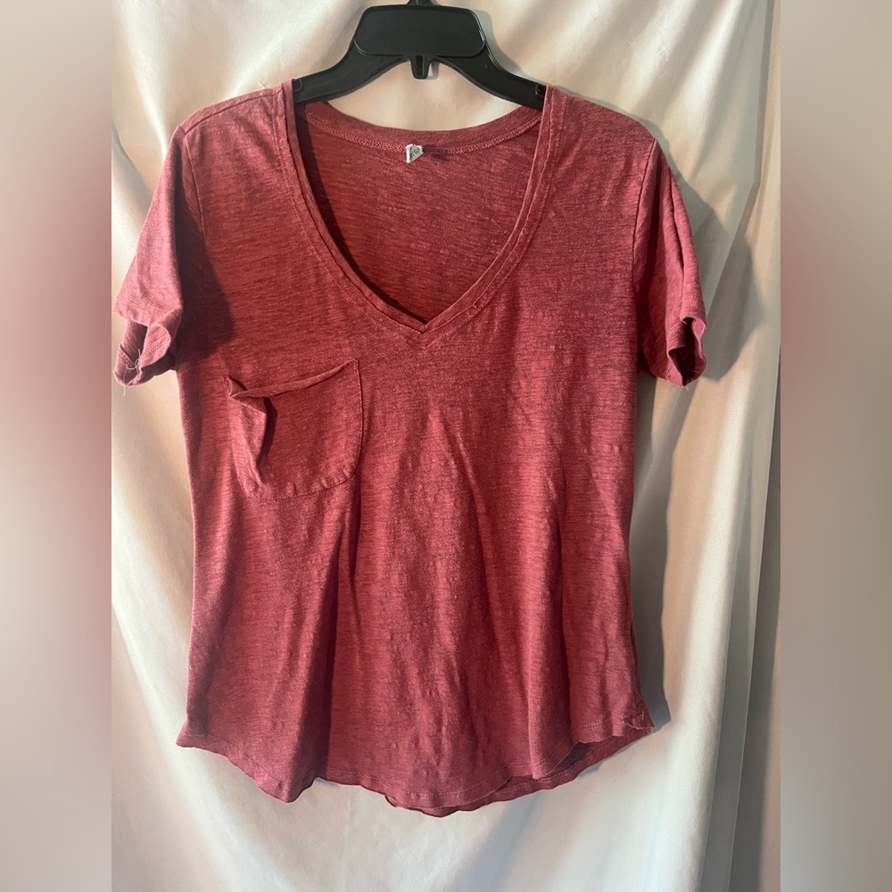 Z Supply Women’s Heathered V-Neck Pocket Tee in Burgundy